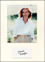 Emma Thompson (1959- ) színésznő autográf aláírása és fotója, paszpartuban, tanúsítvánnyal, teljes méret: 40x30 cm / Emma Thompson actress autograph signature and photo, mounted, with certificate