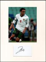 Dimitar Berbatov (1981- ) volt bolgár labdarúgó autográf aláírása és fotója, paszpartuban, tanúsítvánnyal, teljes méret: 40x30 cm / Dimitar Berbatov former Bulgarian footballers autograph signature and photo, mounted, with certificate