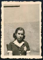 cca 1942 Zsidó lány, blúzán Dávid-csillaggal, fotó, 6×4,5 cm