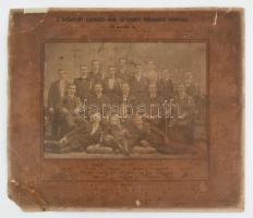 1911 A Kolozsvári csizmadia-ifjak, társasköre bálrendező bizottsága nagy méretű csoportkép, feliratozott keményhátú fotó 44x38 cm Sérülésekkel