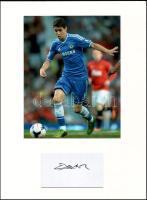 Oscar (1991- ) labdarúgó, a Chelsea FC volt játékosának autográf aláírása és fotója, paszpartuban, tanúsítvánnyal, teljes méret: 40x30 cm / Oscar footballer, former Chelsea FC players autograph signature and photo, mounted, with certificate