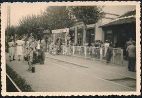1940 Balatonkenese vasútállomás, hátoldalon feliratozott fotó, 6×9 cm