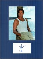 David Hasselhoff (1952- ) amerikai színész autográf aláírása és fotója, paszpartuban, tanúsítvánnyal, teljes méret: 40x30 cm / David Hasselhoff American actors autograph signature and photo, mounted, with certificate