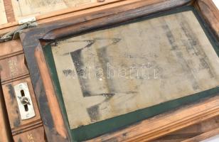 Stencilező gép. Japán, XX, sz, közepe. Díszes fa ládában, felirattal, komplett, hozzá egy levél a ja...