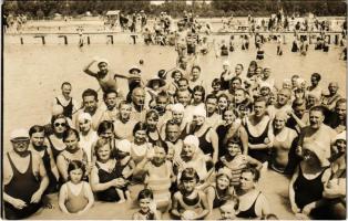 1937 Balatonalmádi, fürdőzők a strandon. vitéz Mészáros István photo