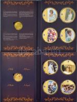 Nagy- Britannia ~2011 Diana - Egy hercegnő arcai 8 darabos multicolor rátétes, aranyozott emlékérem készlet (70mm) + 2011. A királyi csók aranyozott Cu emlékérem (40mm) igazolással dísztokban T:BU,PP Great Britain ~2011. Diana - Portraits of a Princess 8 pieces Au plated commemorative coin set with multicolor overlays (70mm) + 2011. The Royal Kiss Au plated Cu commemorative coin (40mm) with certificate is decorative case C:BU,PP