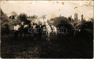 Kunszentmárton, aratás, magyar folklór. Horváth J. photo (fl)