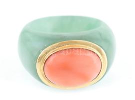 Arany (Au/14k) foglalatos, jáde gyűrű, korallal ékítve. Jelzett, m: 56