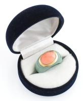 Arany (Au/14k) foglalatos, jáde gyűrű, korallal ékítve. Jelzett, m: 56