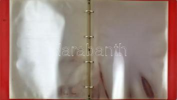 Gyűrűs bankjegytartó album, benne 23 darab 375x255mm méretű egyes osztású berakó lap. Használt állap...