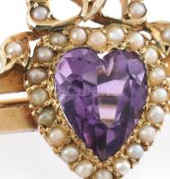 Arany (au/14k) bross, szív csiszolású ametiszttel és barokkgyöngyökkel. Jelzés nélkül, h: 4,5 cm. br...