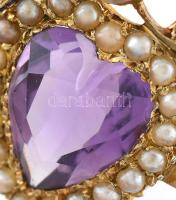Arany (au/14k) bross, szív csiszolású ametiszttel és barokkgyöngyökkel. Jelzés nélkül, h: 4,5 cm. br...