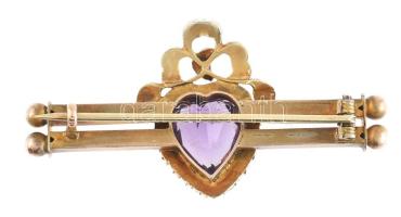 Arany (au/14k) bross, szív csiszolású ametiszttel és barokkgyöngyökkel. Jelzés nélkül, h: 4,5 cm. br...