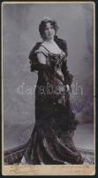 Marótegyházi Maróthy Margit (1872-1955) színésznő, a Magyar Nemzeti Színház örökös tagjának autográf aláírása, 1895-1900 körül , Mártonfy utóda, Bp. műtermében készült keményhátú fotón. 21x11 cm