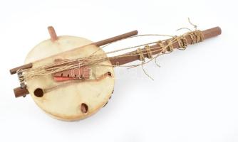 Kora. Afrikai hangszer. Sérülésekkel, h: 47 cm