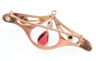 Arany (Au/14k) bross, gránáttal és barokkgyönggyel ékítve, jelzett, bruttó: 1,66g, h: 3,7cm
