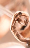 Arany (Au/14k) bross, gránáttal és barokkgyönggyel ékítve, jelzett, bruttó: 1,66g, h: 3,7cm