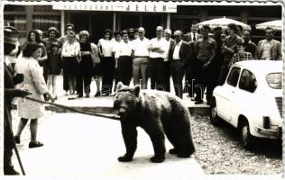 1971 Glina, Restaurant Jelen / Medve idomár medvével a Jelen étterem előtt, automobil / bear tamer with his bear in front of Restaurant Jelen, automobile. photo