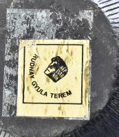 Nádudvari fazekas díszváza. Jelzett, alján a Képcsarnok Vállalat címkéjével, m: 14,5 cm