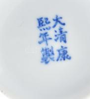 Kínai porcelán váza, máz alatti kék festéssel. Jelzett, hibátlan, m: 24 cm