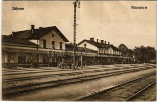 Zólyom, Zvolen; vasútállomás. Klein Ármin Nemzeti nagyáruház kiadása / railway station (Rb)