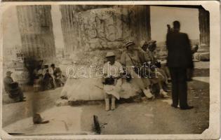 1935 Athens, Athína, Athenes; Temple of Olympian Zeus, tourists. photo (fl)