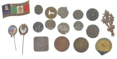 18db-os vegyes jelvény, érme, és szükségpénz tétel, közte több gyenge tartású római bronz és egy denár T:vegyes