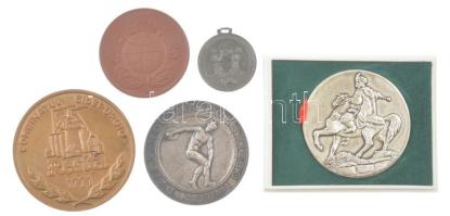 5 darabos külföldi szocialista fém, bronz és porcelán emlékérem tétel, közte lengyel, román, német, egyik tokban (33-70mm) T:1--2