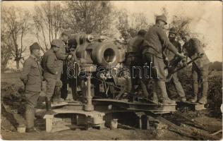 Első világháborús osztrák-magyar katonák mozsárágyú beállítása közben / WWI K.u.k. military, soldiers setting up a cannon. photo (EB)