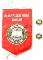 ~1970. Élenjáró Növendék ezüstözött műgyantás jelvény + Kiváló Növendék aranyozott műgyantás jelvény, a Középfokú Katonai Tanintézet jelvényei (27mm) + MN (Magyar Néphadsereg) Középiskolai Katonai Kollégium - Kiváló Osztály kitüntető zászló (200x135mm) T:1-