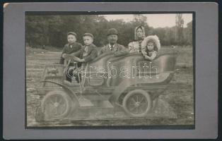 cca 1900 Automobilban, kartonra kasírozott fotó, 9×13 cm