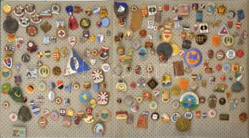 ~200db-os vegyes, nagyrészt zománcozott vagy műgyantás jelvény és kitűző tétel zöld színű műbőr berakóban, közte "1919. Tanácsköztársaság Emléktúra, 1935. Orsz. Szöv. Pécsi Festőnapok, 1948. A Magyar Sportoló Ifjúság Szabadság Ünnepe" stb. T:2,2- közte zománchiba, patina