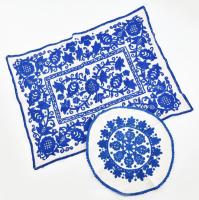 2 db Kék-fehér hímzett terítő 50x70 cm, d: 40 cm