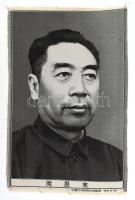 cca 1950 Zhou Enlai (1898 - 1976) kínai vezető selyemképe, apró sérüléssel, Du Jinsheng selyemszövő üzem. / China, silk picture, with small damage 43x28 cm  Zhou Enlai, a Kínai Népköztársaság miniszterelnöke. Zhou 1949 októberétől 1976 januárjában bekövetkezett haláláig volt Kína kormányfője. Zhou Mao Ce-tung elnök alatt szolgált, és jelentős szerepet játszott a Kommunista Párt hatalomra jutásában, később pedig az irányítás megszilárdításában, a külpolitika alakításában és a kínai gazdaság fejlesztésében.