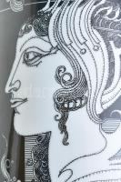 Hollóházi Szász Endre által tervezett mintával díszített porcelán váza. Matricás, jelzett, kopásokka...