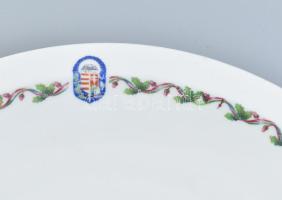 cca 1930 Vitézi rend jelvénnyel díszített Zsolnay sültes tál, matricás, Zsolnay és Kossuch János Bud...