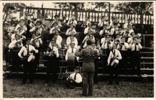 Éljen a munkásság, parasztság, értelmiség építése. Magyar szocreál zenekar, ünnepség / Hungarian Socialist propaganda, music band. photo