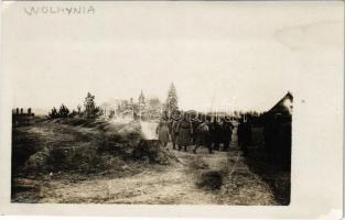 1916 Wolhynia, Volhynia; fenségek a hadosztályt övező sáncokban februárban az orosz fronton / WWI K.u.k. military officers in the trenches. photo (EK)