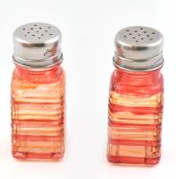 2 db színes üveg só- és borsszóró, fém kupakkal, kis kopásnyomokkal, m: 9,5 cm