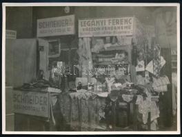 cca 1935 Vászon és fehérnemű kereskedők bemutató standja egy kiállításon, fotó, sarkán törésnyom, 8×11 cm