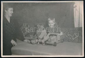 cca 1940 Kisfiú játékokkal, közte MTEOSZ fa teherautó, fotó, 8,5×12,5 cm