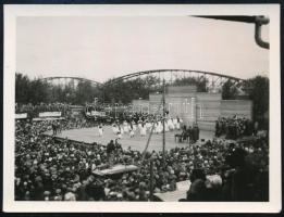 1934 Tokaji ünnepség, magyar tánc a színpadon, hátoldalon feliratozott fotó, szép állapotban, 6×8 cm