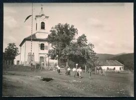 1934 Kóspallagi templom az országzászlóval, hátoldalon feliratozott fotó, szép állapotban, 5,5×8 cm