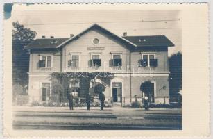 1943 Győrszentiván (Győr), Vasútállomás, vasutasok. photo (EK)