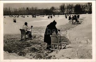 1942 Balatonkenese, téli sport, fakutyázás. Dulovits Jenő felvétele