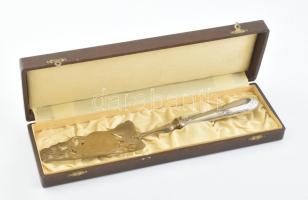 Ezüst (Ag) nyelű tortalapát, jelzett, dobozban, h: 30 cm