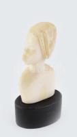 Dom Bele jelzéssel: Afrikai nő. Csont, jelzett, m: 11 cm