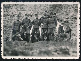 1940 Magyar katonák a Felvidéken, a Drégely vár romjainál, hátoldalon feliratozott fotó, 6×8,5 cm