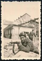 cca 1941 Humoros fotó a harcok szünetében egy magyar katonáról a fronton, fotó, 8,5×6 cm