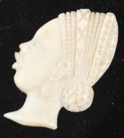 Afrikai csont faragvány, képkeretre applikálva, kopott, 6x3,5 cm